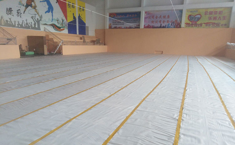 場(chǎng)館內(nèi)硬木企口運(yùn)動(dòng)木地板切記不要打蠟
