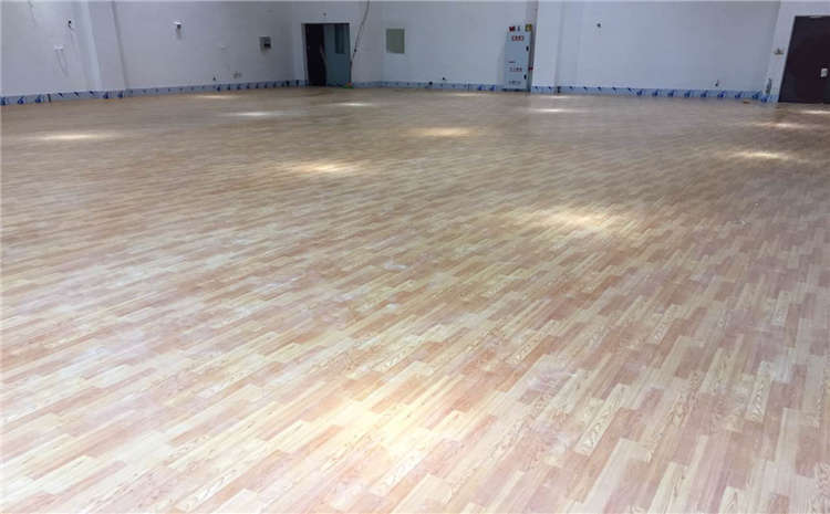 24厚羽毛球館木地板價格是多少錢？